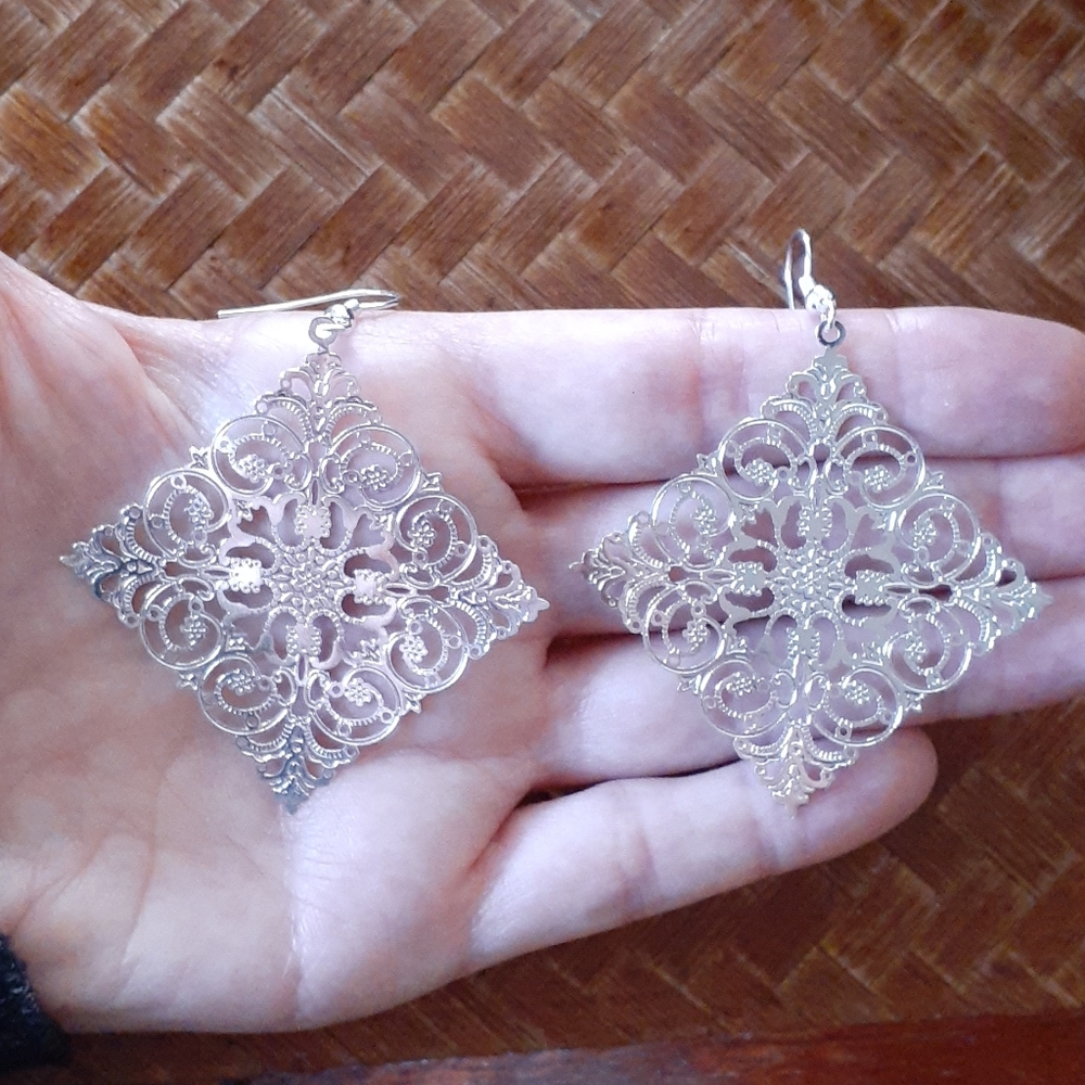 👉*NWOT* DELICATE FINE FILIGREE EARRINGS ~LIGHT & SHINE ~LOVELY - Picture 4 of 7